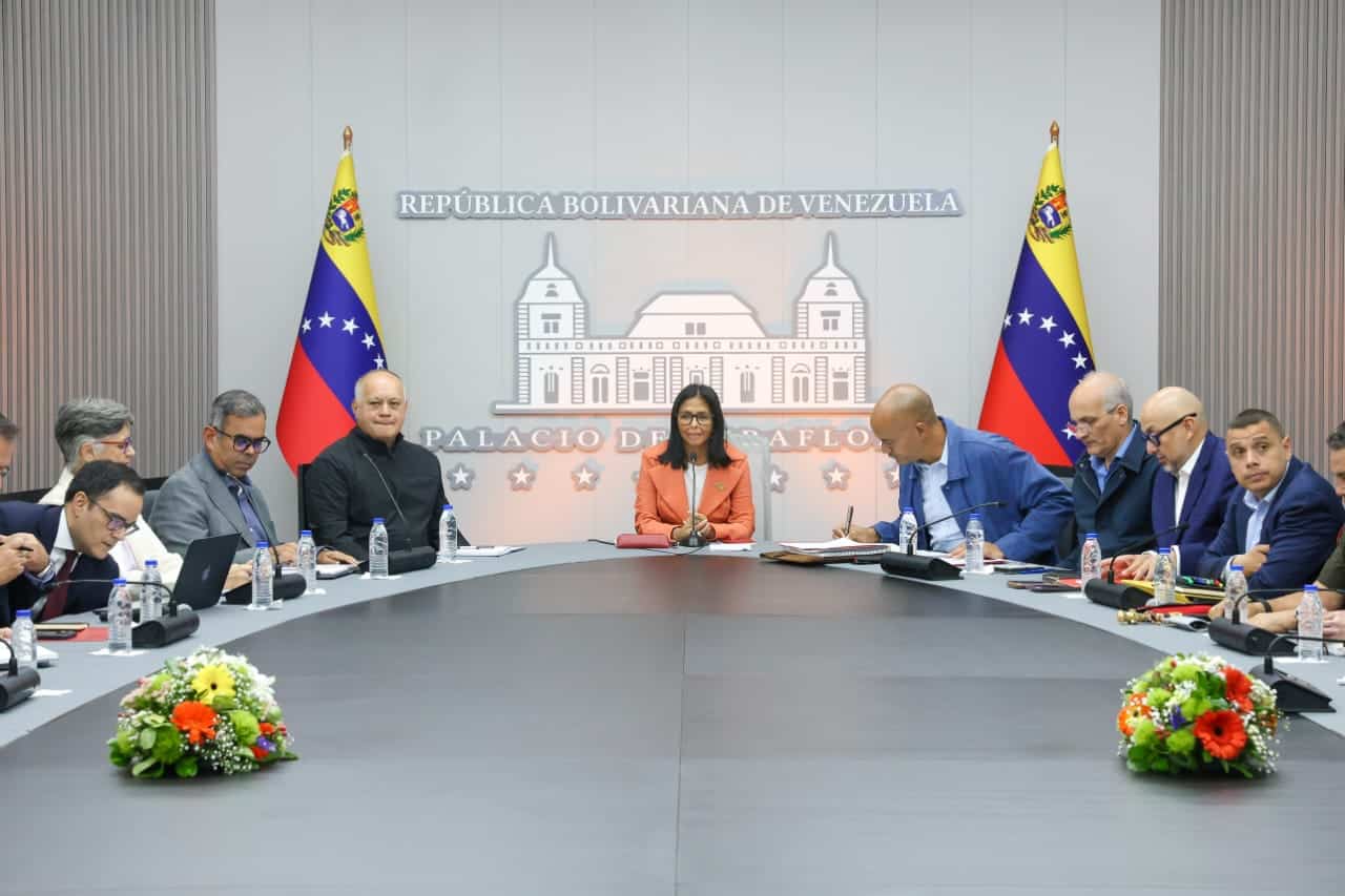 Gobierno anuncia reestructuración estatal con escepticismo de expertos
