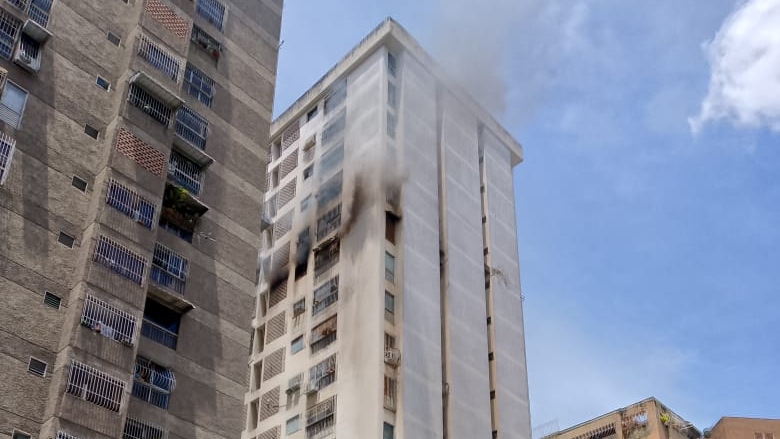 Incendio en Palo Verde obliga evacuación de edificio