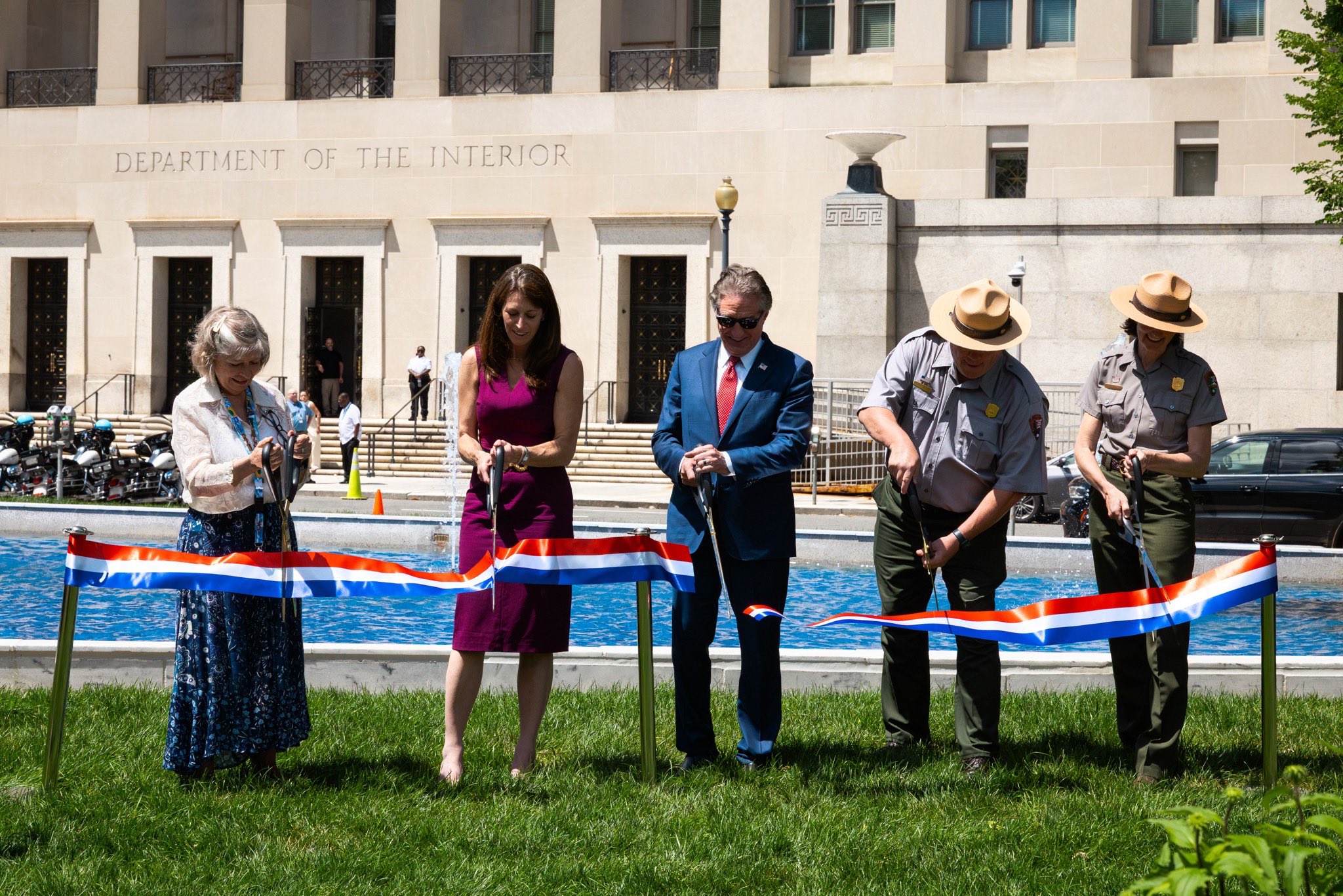 Doug Burgum celebra reapertura monumento Simón Bolívar Washington