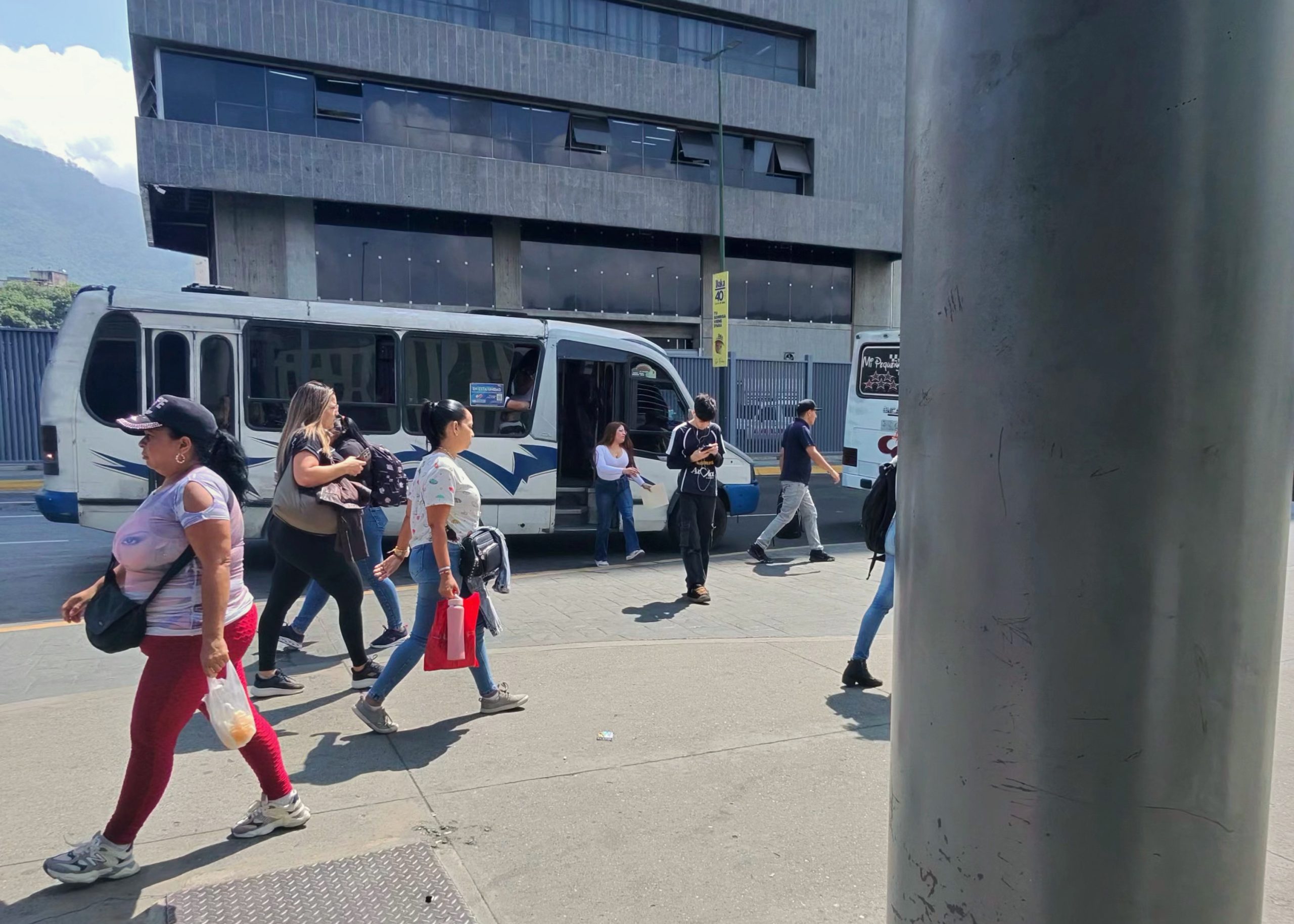 Transportistas advierten aumentos mensuales de pasaje pese a promesas