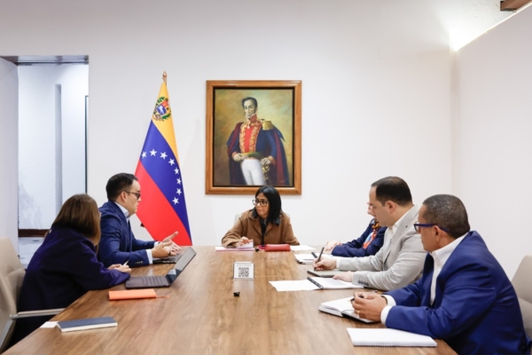 Delcy Rodríguez se reúne con equipo económico venezolano