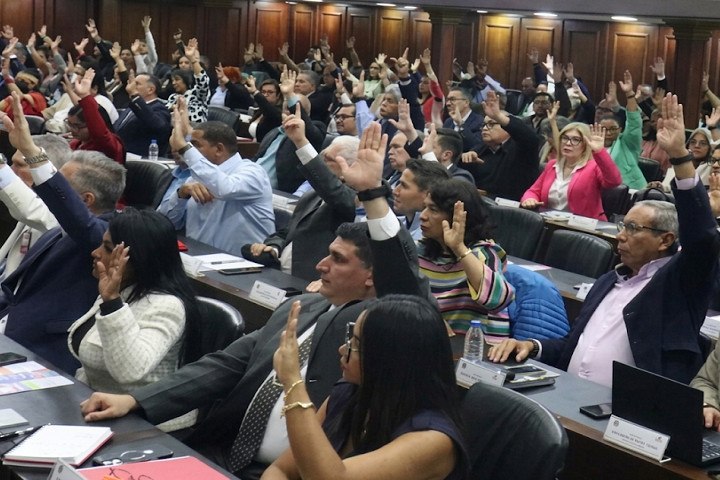 Chavismo aprueba reforma para atraer inversión privada sector eléctrico