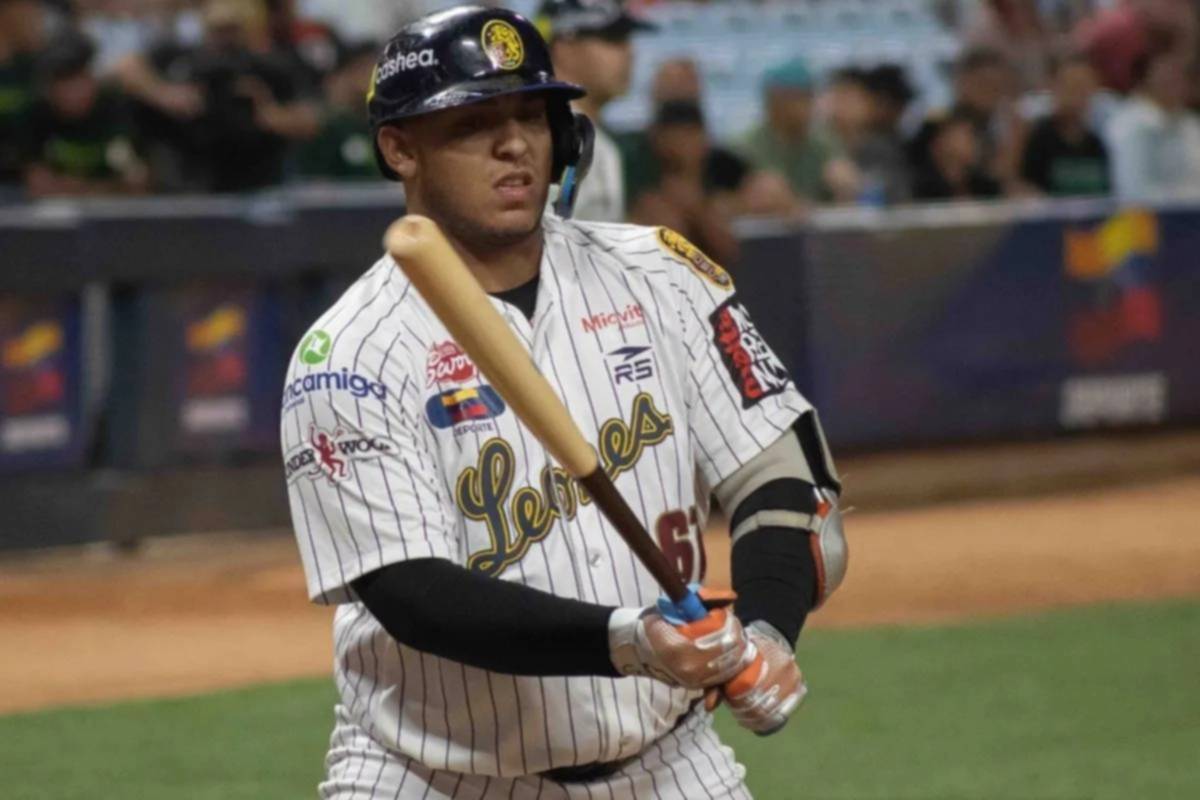 Leandro Cedeño firma con Golondrinas de Yakult en Japón
