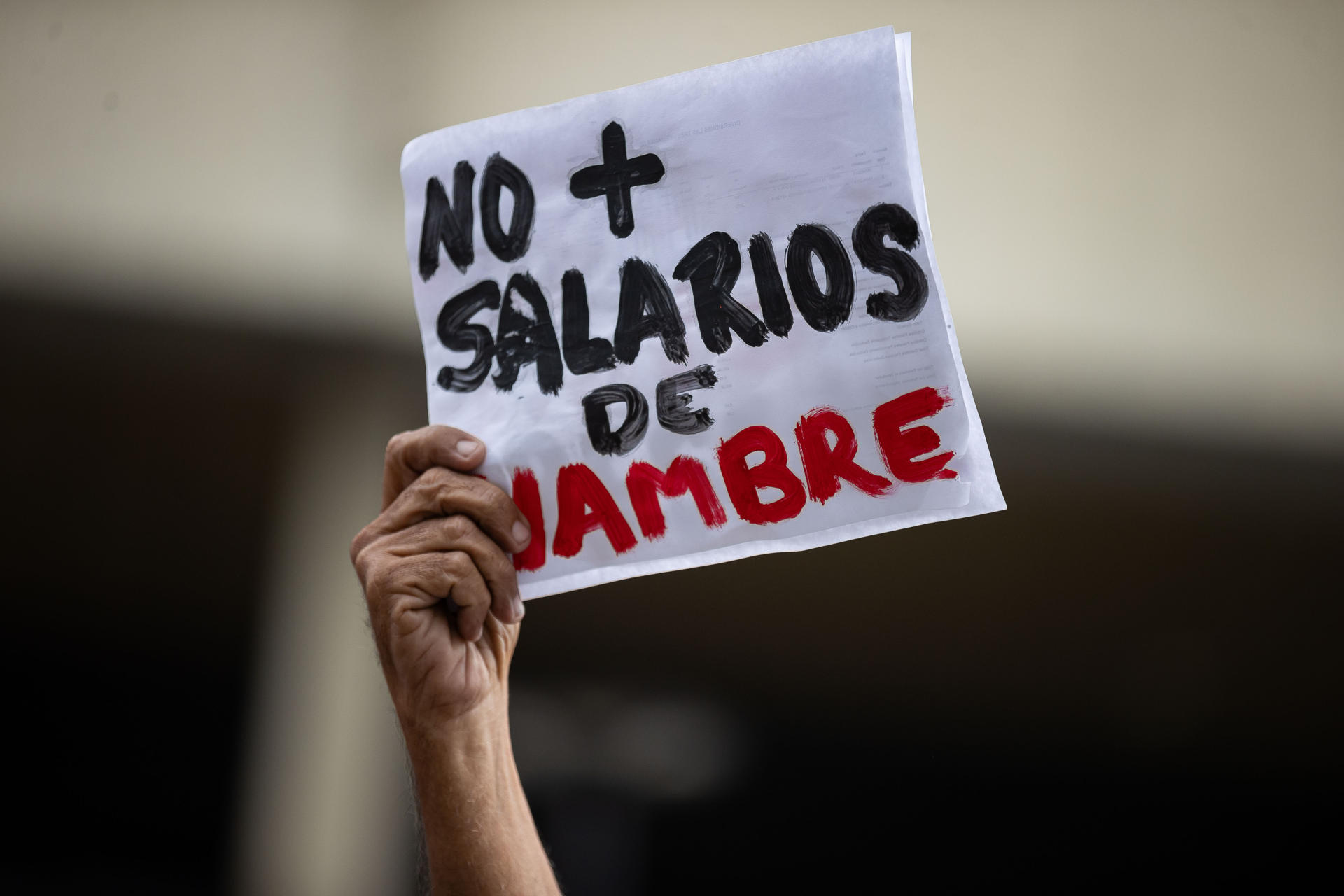 Trabajadores y estudiantes marchan en Caracas para exigir salarios dignos y libertad para presos políticos (VIDEOS)