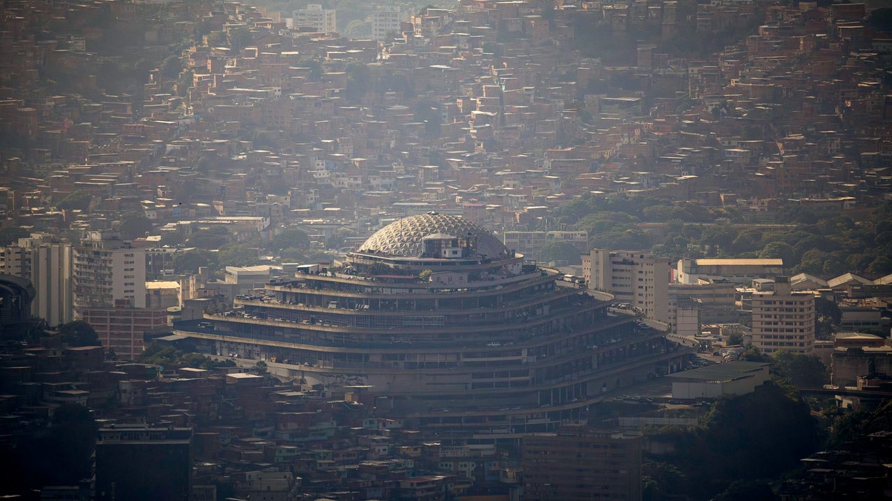 “El régimen está moviendo las piezas para esconder sus crímenes”: coordinador del Comité de Derechos de Vente Venezuela sobre movimientos en El Helicoide | NTN24.COM
