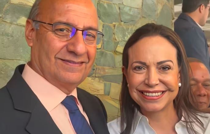 Williams Dávila salió de Venezuela y tuvo un reencuentro con María Corina Machado (VIDEO)