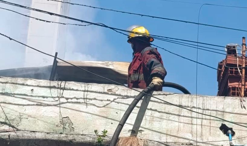 Incendio de una estructura en Caracas dejó pérdidas materiales y provocó desalojo masivo (VIDEOS)