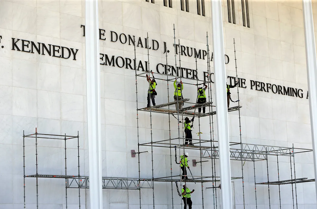 Retiran el nombre de Donald Trump del Centro Kennedy por orden judicial