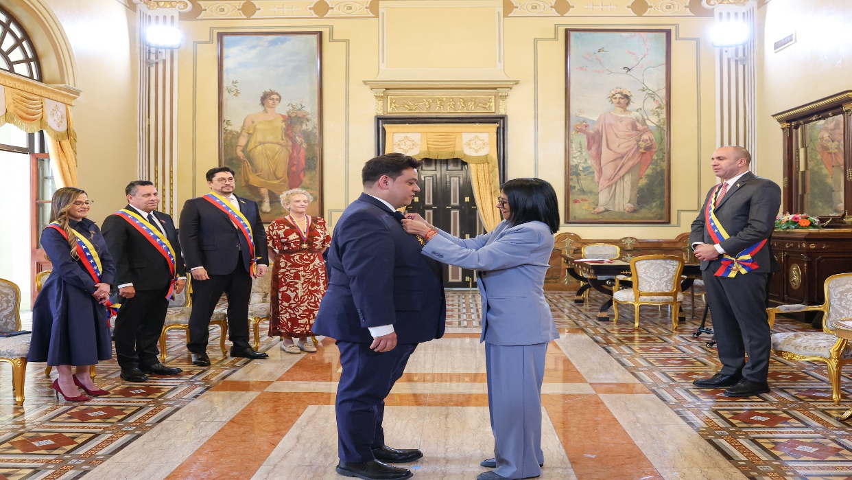 Presidenta (E) Delcy Rodríguez condecora a defensores de la Guayana Esequiba