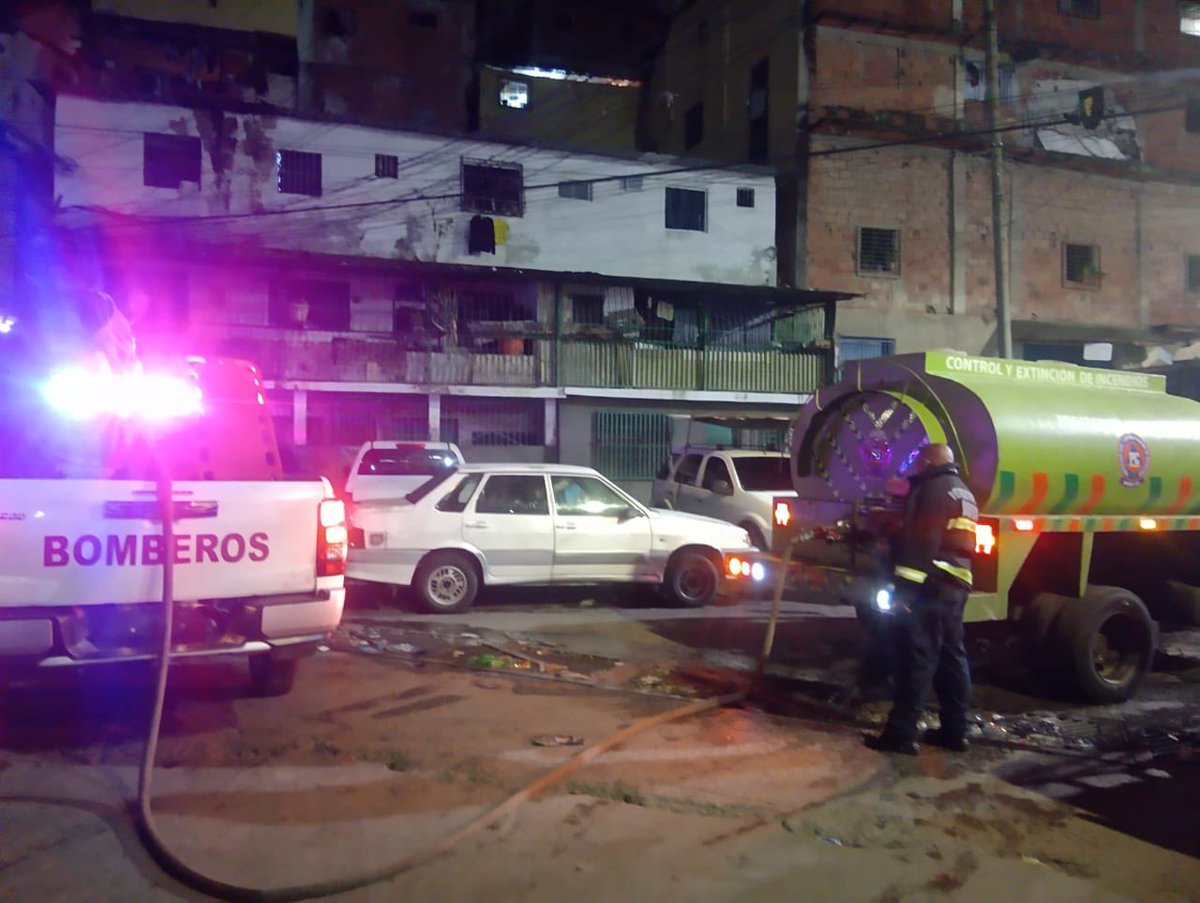 Bomberos de Caracas lograron extinguir incendio en Baruta este #16Jun (VIDEO)