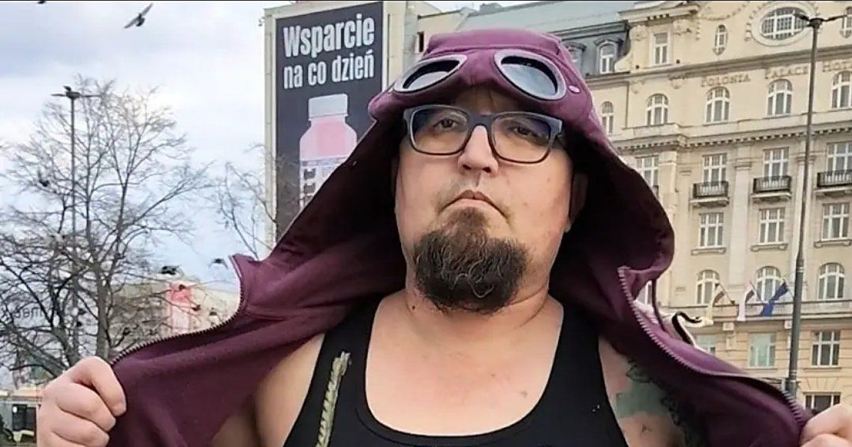 Cinco tiros para el caricaturista de Putin, exiliado en Polonia