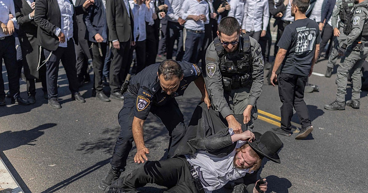 La Policía israelí carga contra los judíos ultraortodoxos que bloquean carreteras para protestar contra su reclutamiento