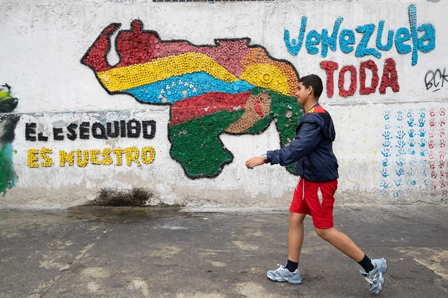 Delcy Rodríguez condecora al equipo que defendió a Venezuela ante la CIJ por el Esequibo – EFE