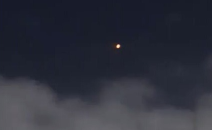 VIDEO: La “bola de fuego” que tiene inquietos a vecinos del oeste de Caracas