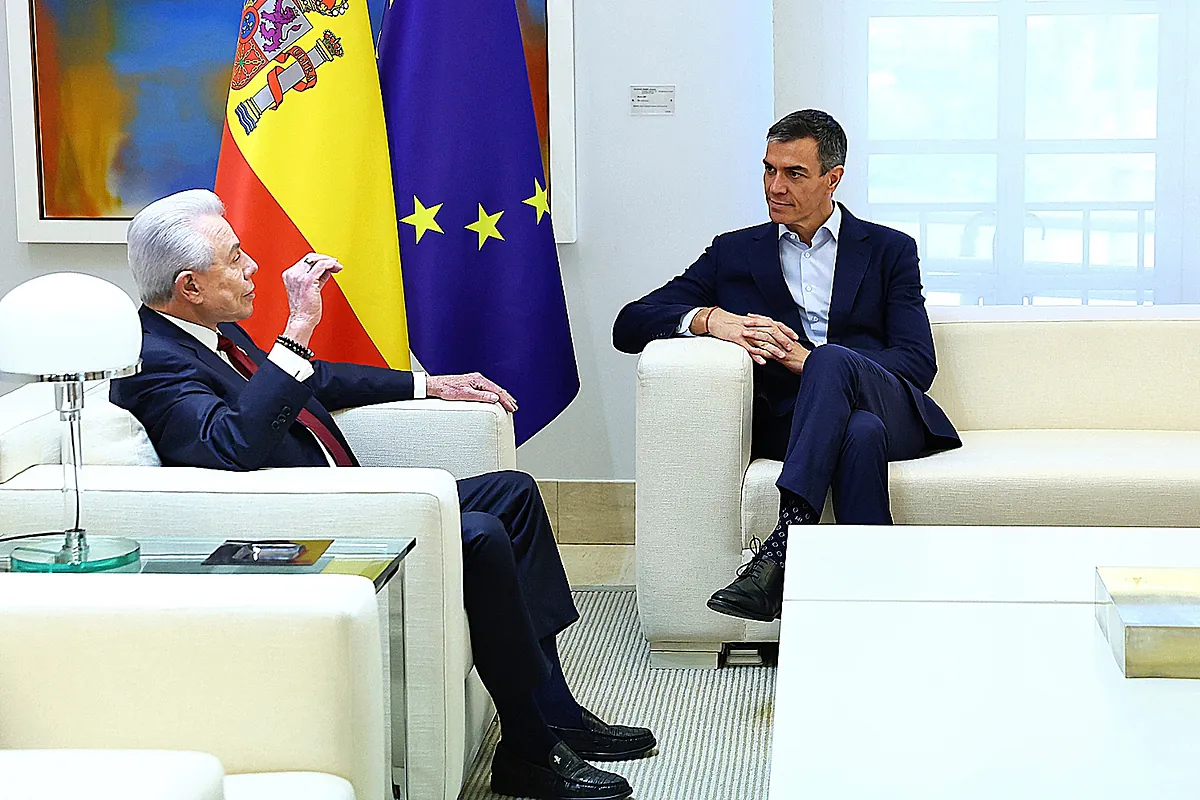 Sánchez intenta ahora un acercamiento a Trump: insólita recepción en Moncloa al embajador de Estados Unidos