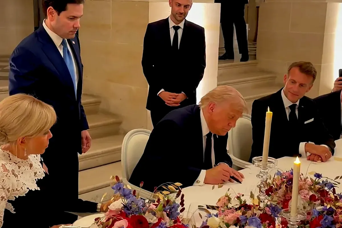 Trump firma por sorpresa el acuerdo de paz con Irán en el palacio de Versalles