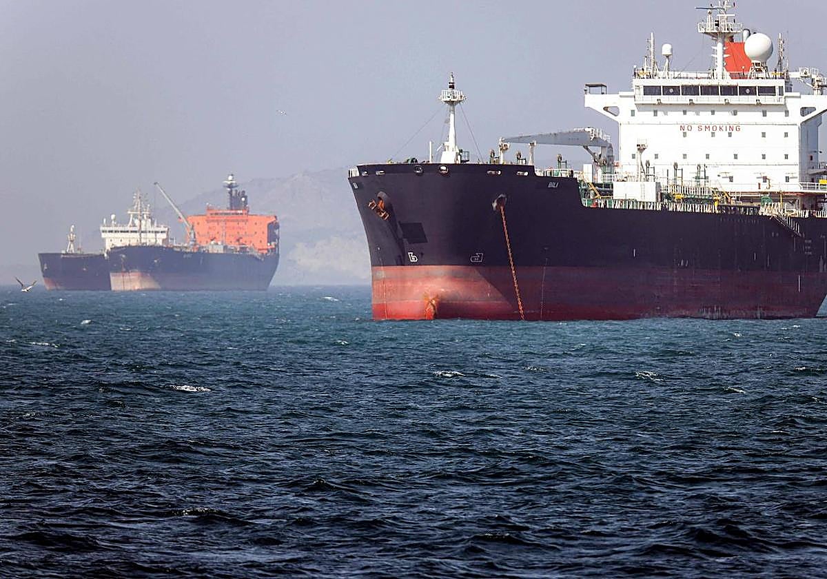 EE.UU. permite cruzar el estrecho de Ormuz a 12 barcos tras la firma del pacto con Irán