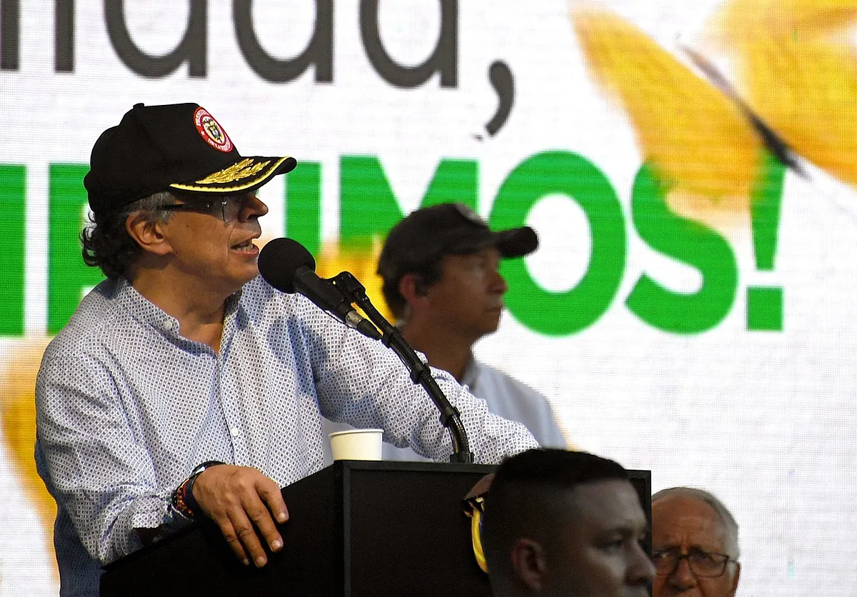 Un centenar de guerrilleros entrega las armas tras un acuerdo con Gustavo Petro