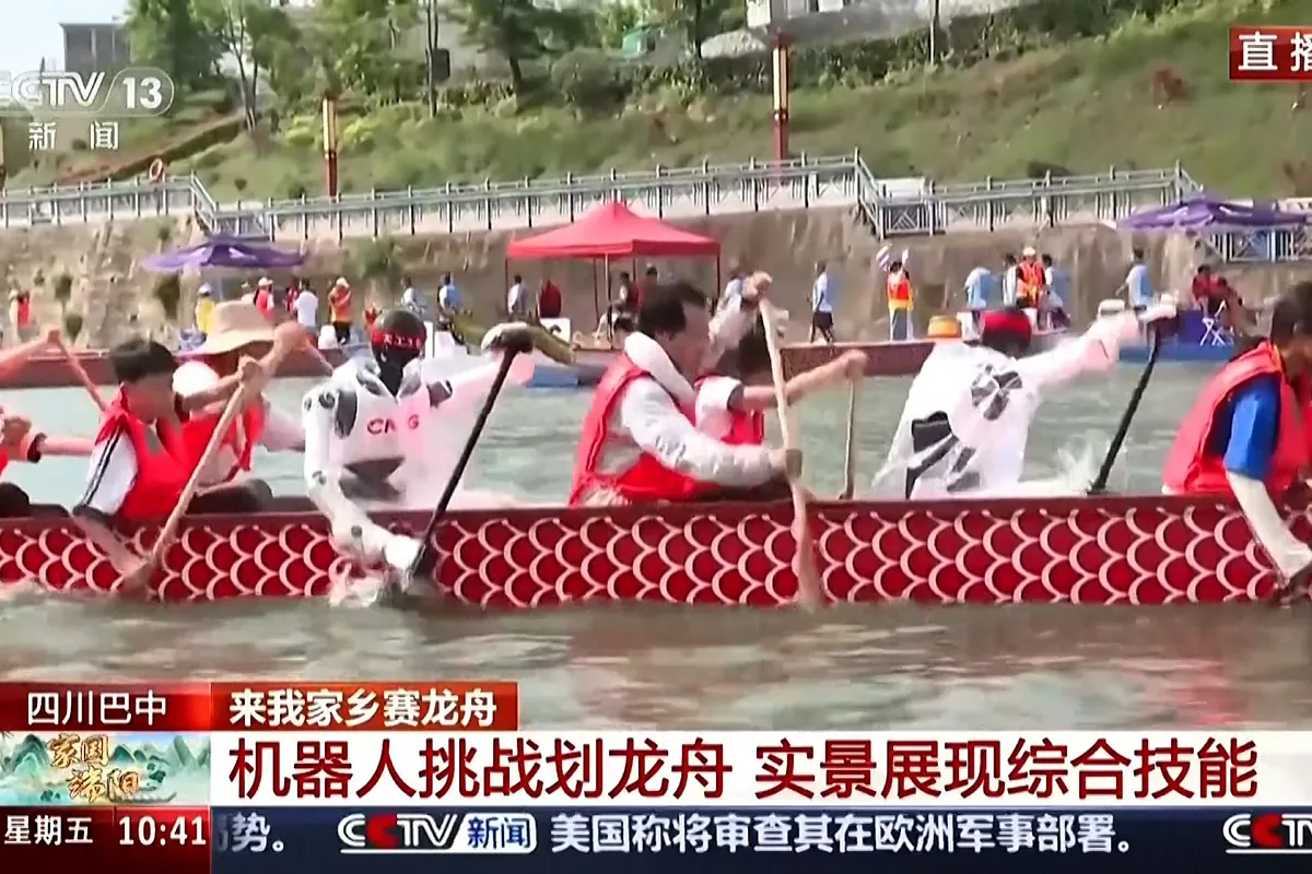 Robots humanoides se unieron a los atletas humanos en una regata de barcas en el suroeste de China