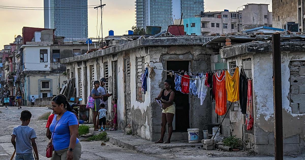 Cuba se abre al capitalismo con el mayor paquete económico en décadas, aunque mantiene el control político