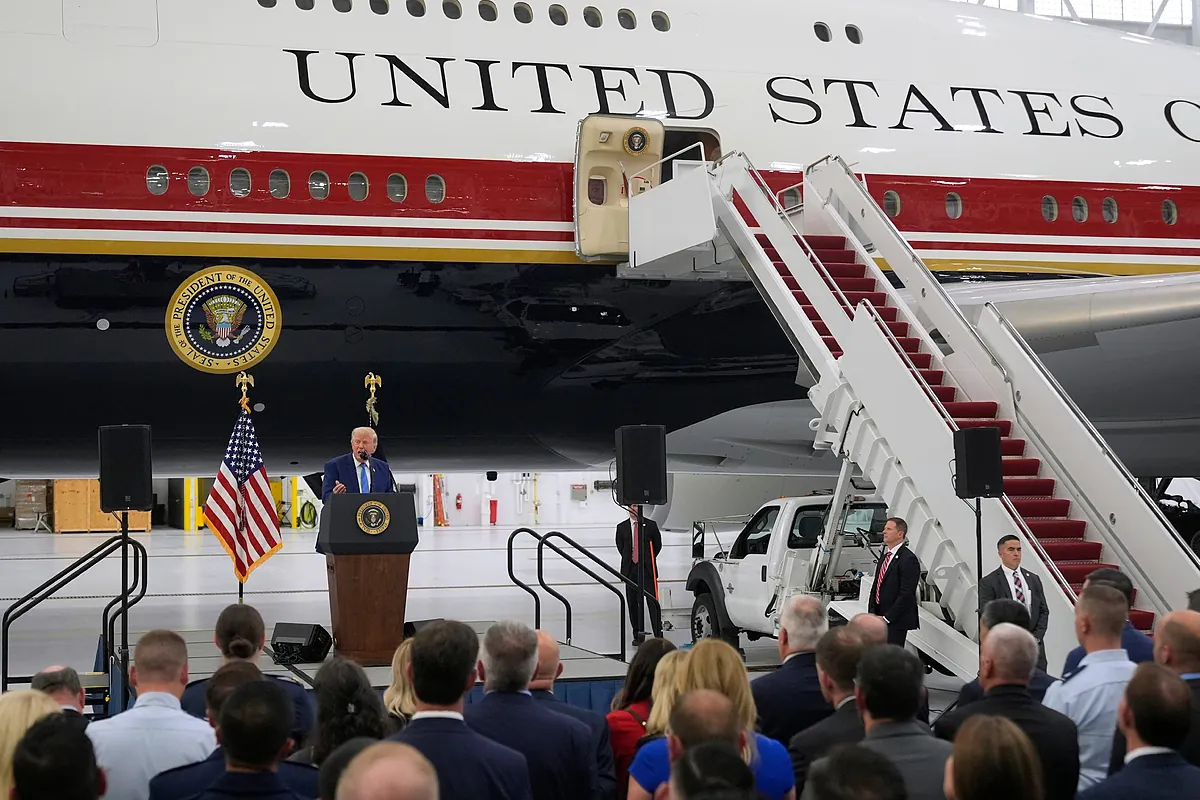 Trump desvela el nuevo Air Force One, un Boeing de lujo con los colores de la bandera