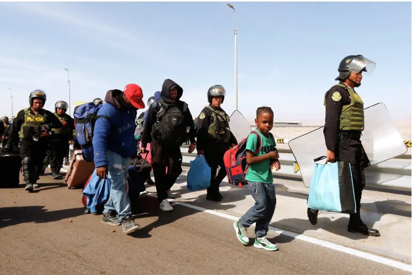 Mientras millones huyeron de Venezuela, el régimen de Delcy Rodríguez pide respeto para los refugiados