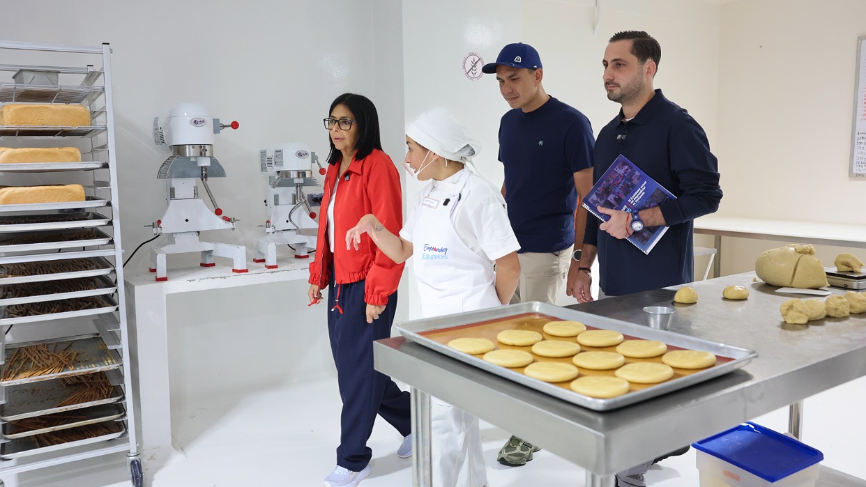 Presidenta (E) Delcy Rodríguez visita emprendedores de Ania Bakery Gluten Free en Caracas