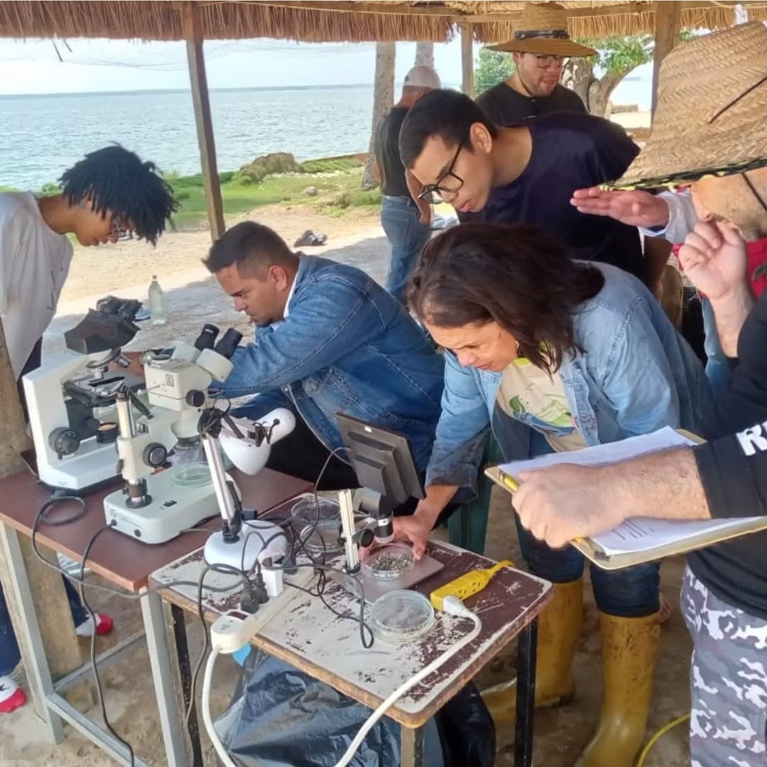 Estudiantes de LUZ evalúan el agua en Santa Rosa