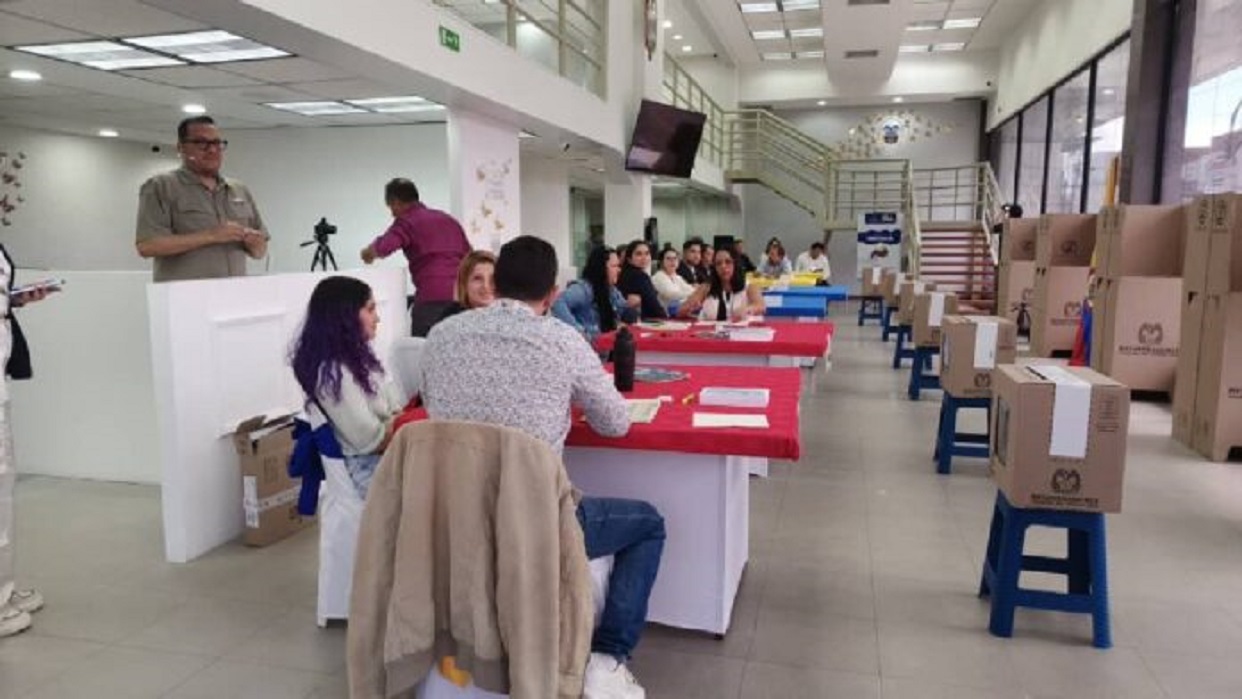 Colombianos en Venezuela acuden masivamente a centros de votación en Bolívar
