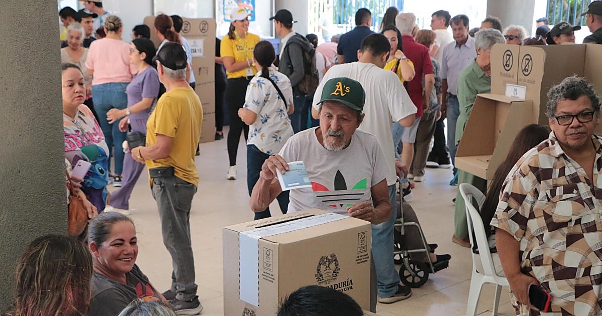 Colombia vota sin incidentes en la reñida segunda vuelta de las elecciones presidenciales