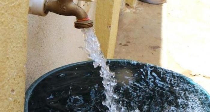 Tras tres meses viviendo como “camellos”, a vecinos del barrio Santa Clara en Maracaibo por fin les llegó agua