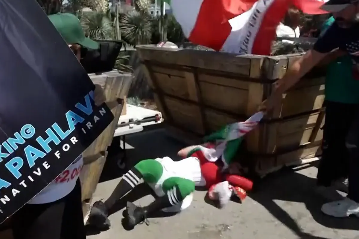 Agresión a una mujer que llevaba la bandera iraní antes del partido contra Bélgica