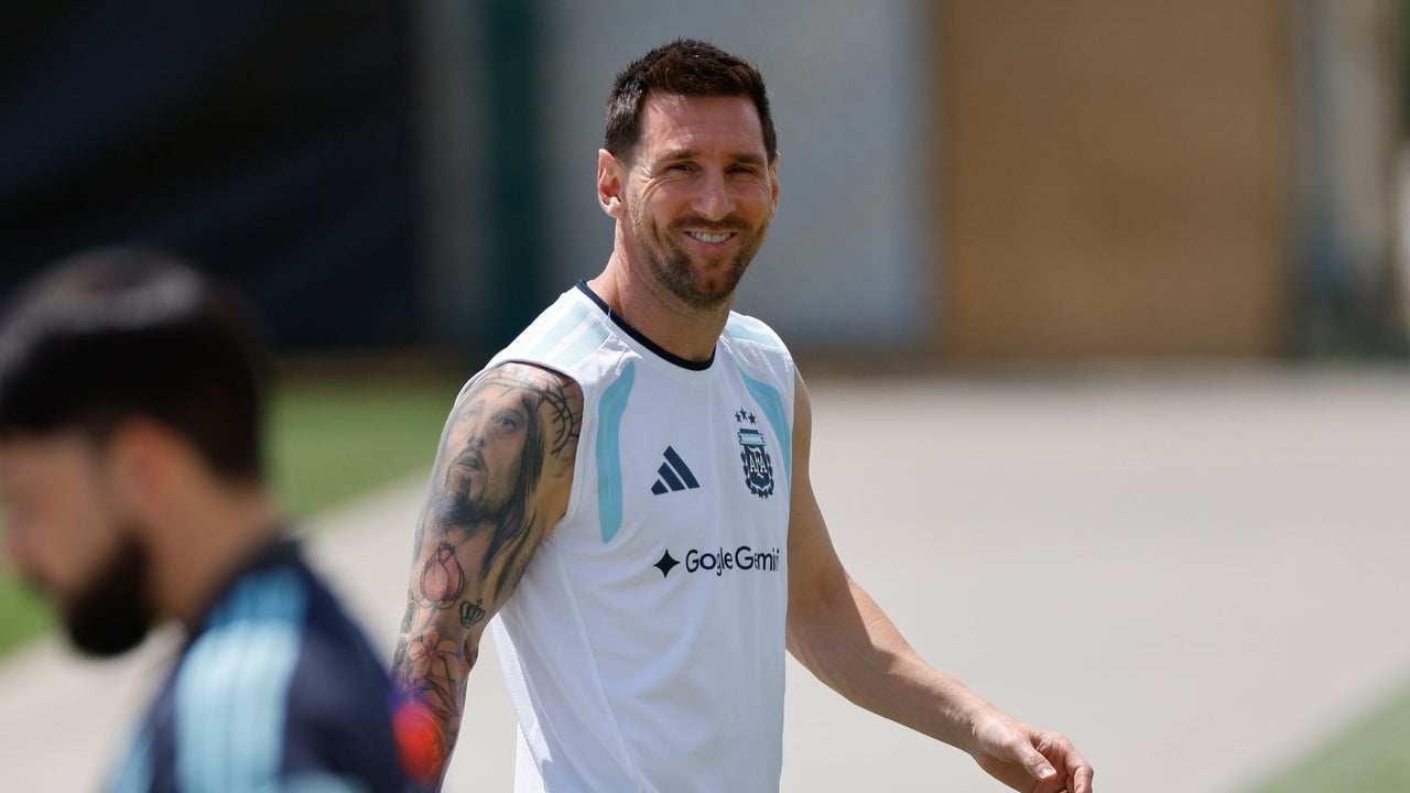 Aficionados llegaron al hotel en el que está Messi para cantarle la canción de feliz cumpleaños: el astro celebra sus 39 | NTN24.COM
