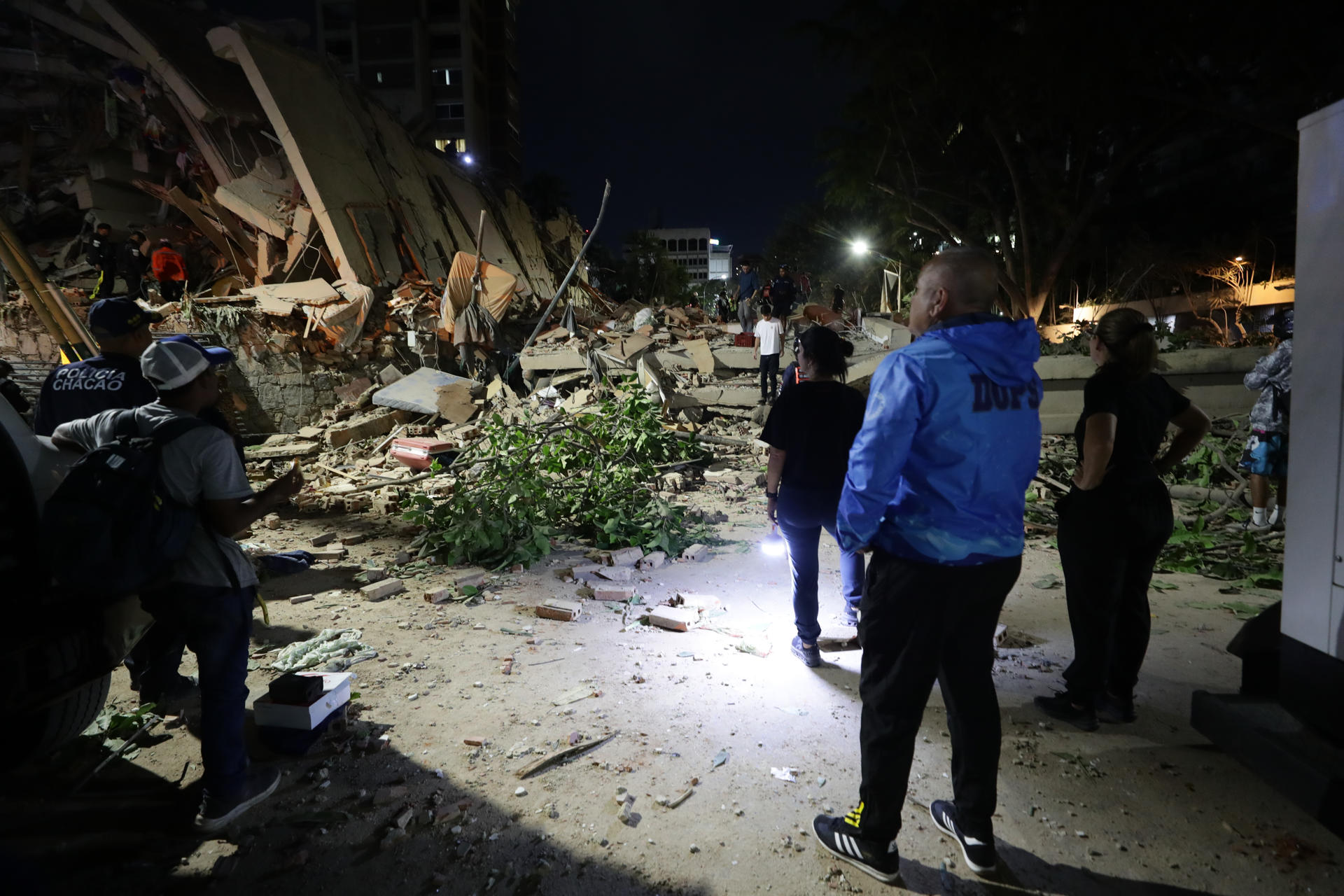 Caracas bajo emergencia: Rescatistas trabajan en la ciudad tras los sismos de 7.2 y 7.5 (FOTOS)