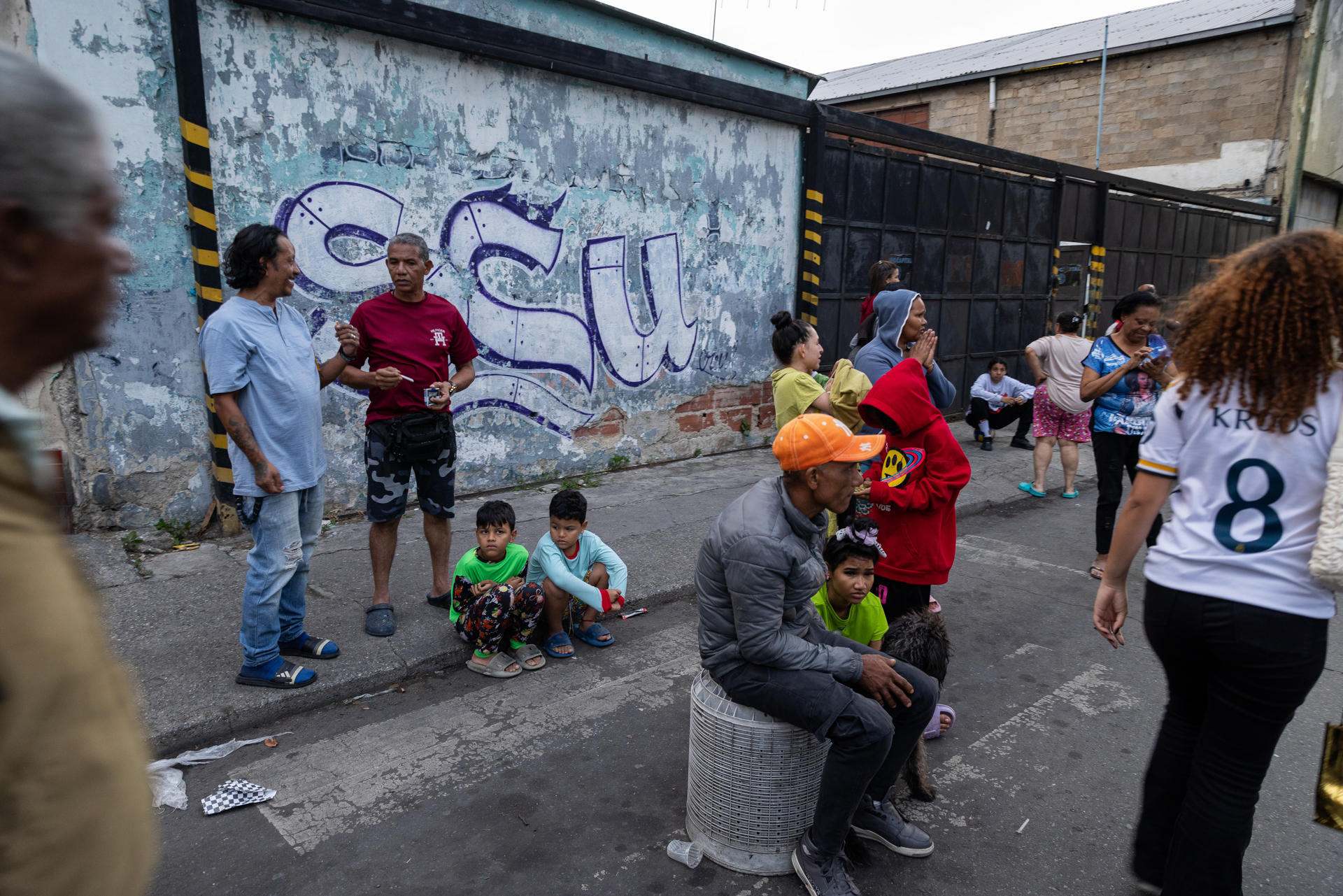Las calles, el refugio de miles caraqueños tras los terremotos que sacudieron a Venezuela (Fotos)