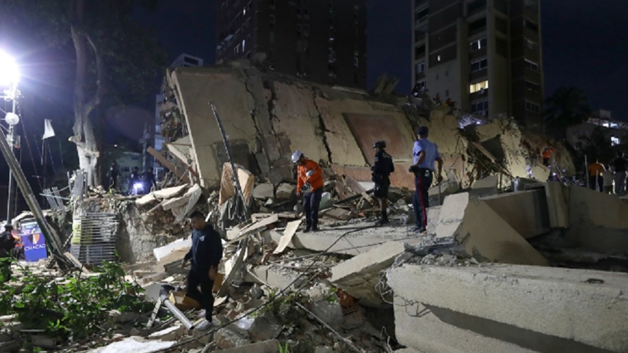 Rescatan con vida a 23 personas tras colapso de edificios en Chacao