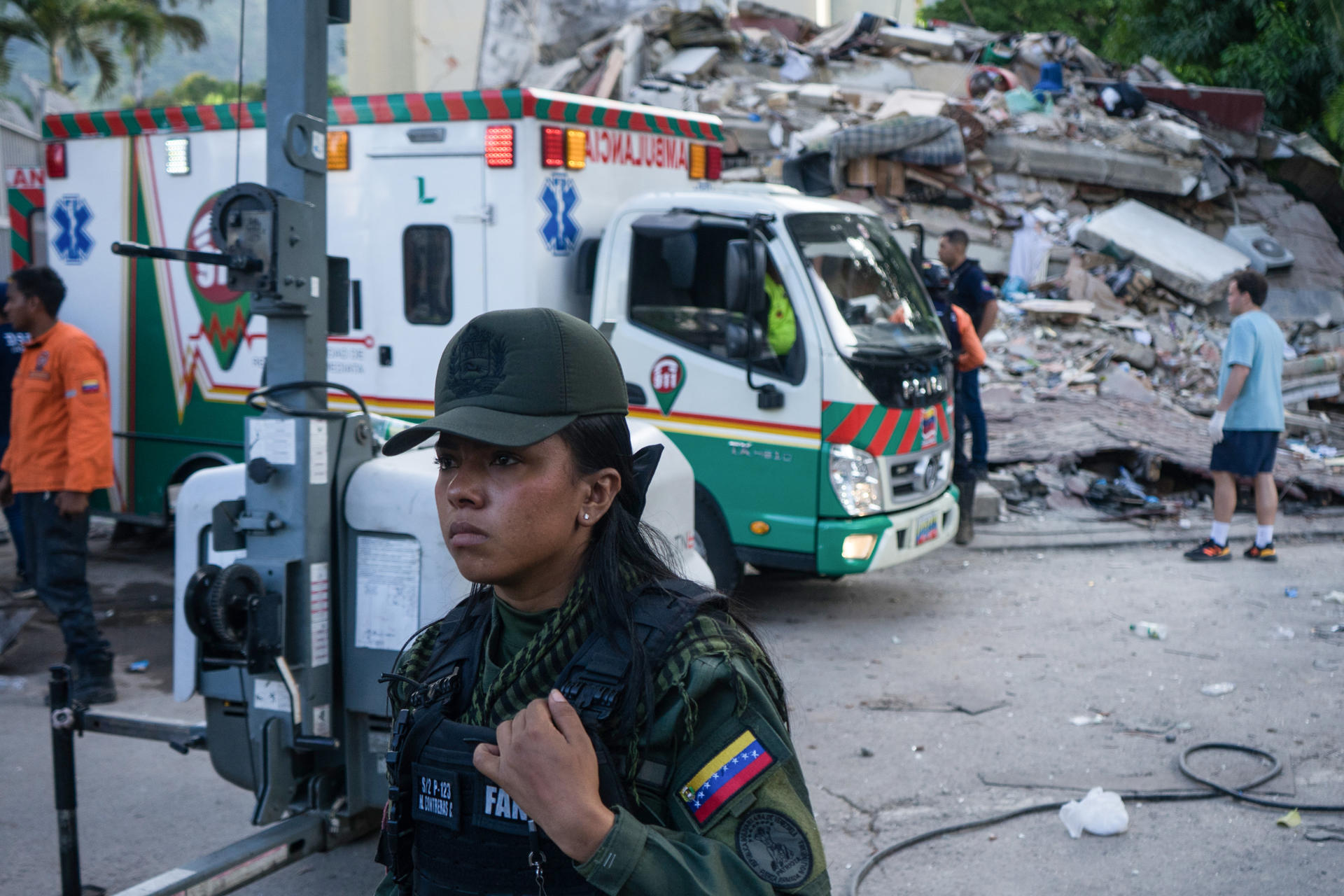 El mundo se vuelca sobre Venezuela con equipos de rescate y ayuda humanitaria