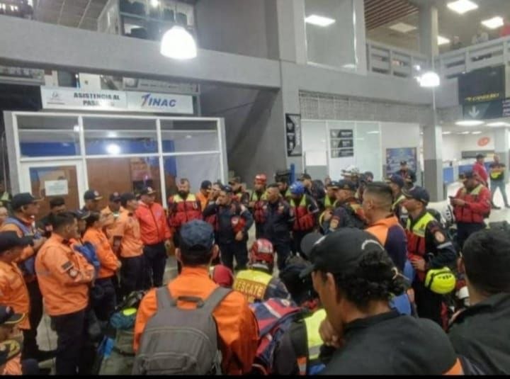 Trasladan a bomberos y personal de PC desde Mérida a Caracas y La Guaira para atender emergencia