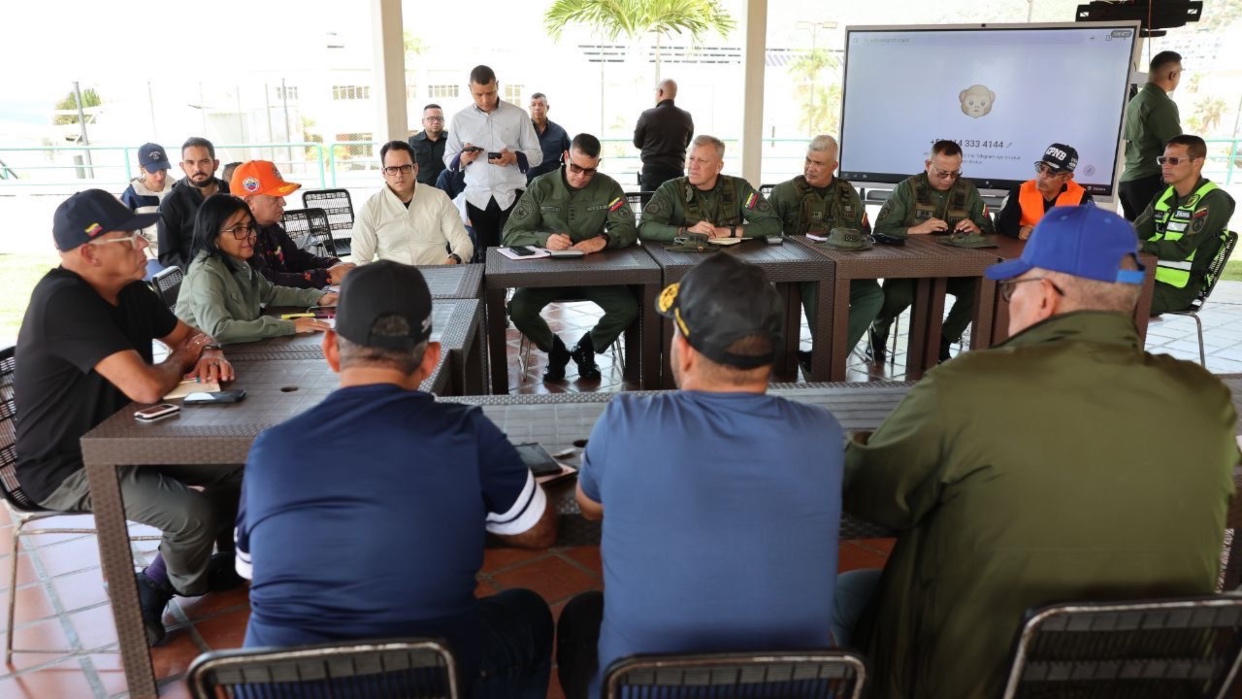Delcy Rodríguez visita Macuto para constatar labores de búsqueda y salvamento