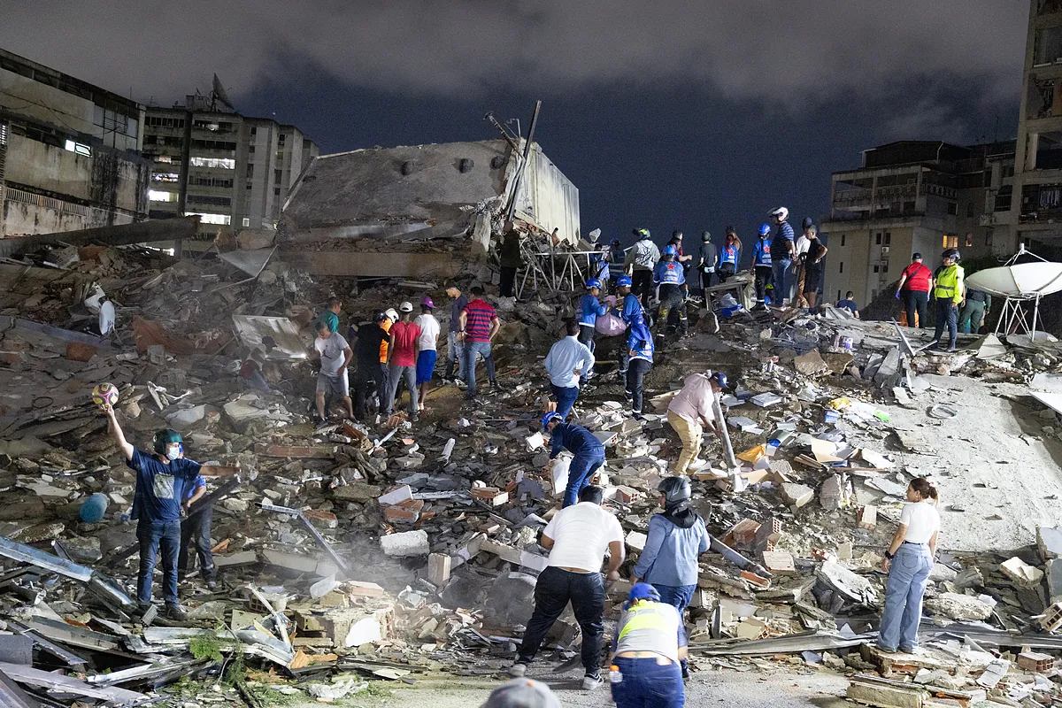 Dos terremotos salvajes golpean la Venezuela derruida por el chavismo: “Rescatamos a la gente con las uñas, aquí no ha llegado nadie”
