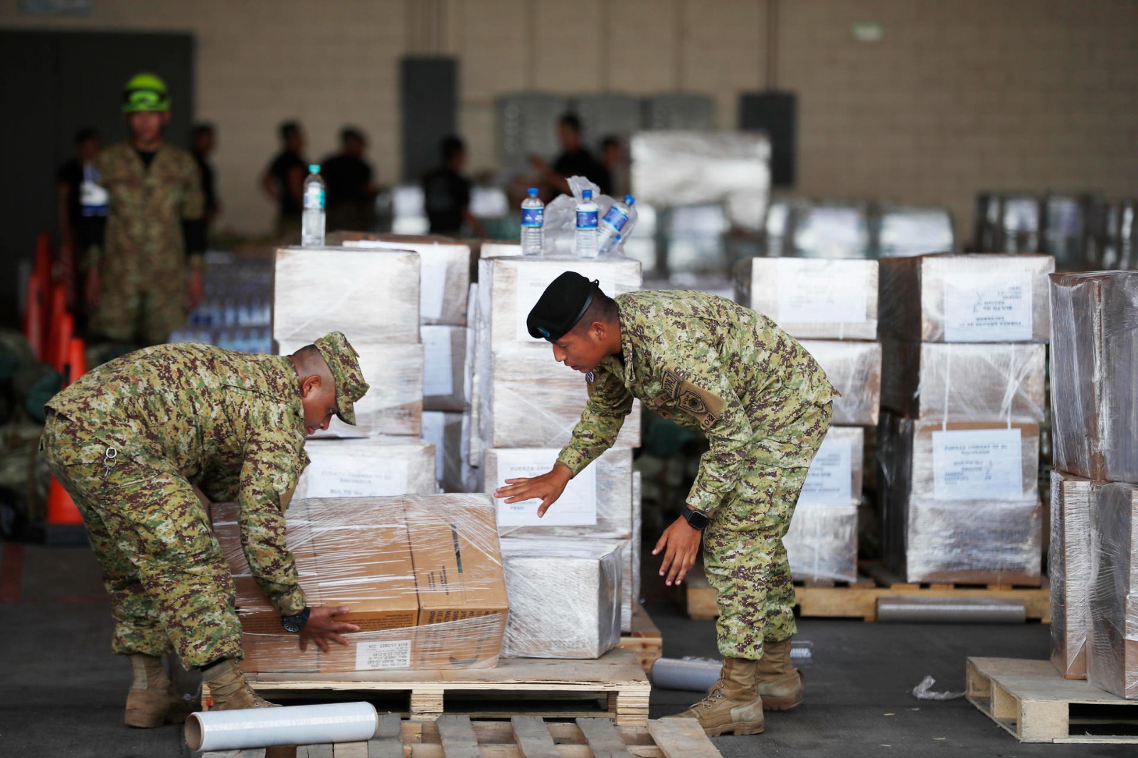 El Salvador envía personal médico y perros de rescate a Venezuela tras potentes terremotos