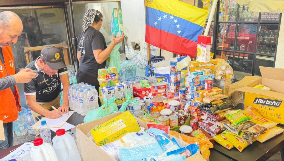 Venezolanos en Ecuador recogen medicinas, ropa y alimentos para afectados por terremotos