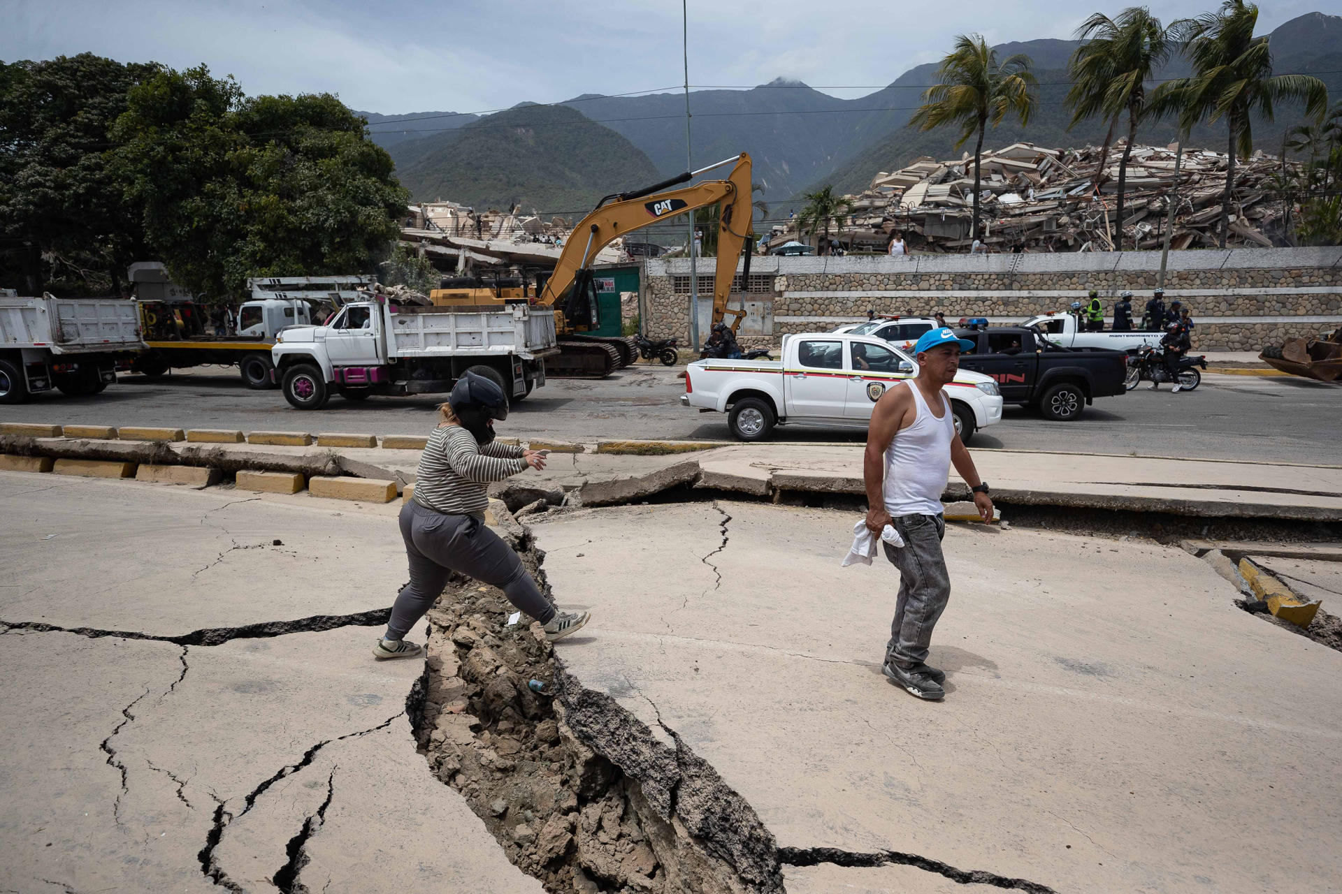 ¡Impactante! Enormes grietas destruyen las carreteras en Venezuela