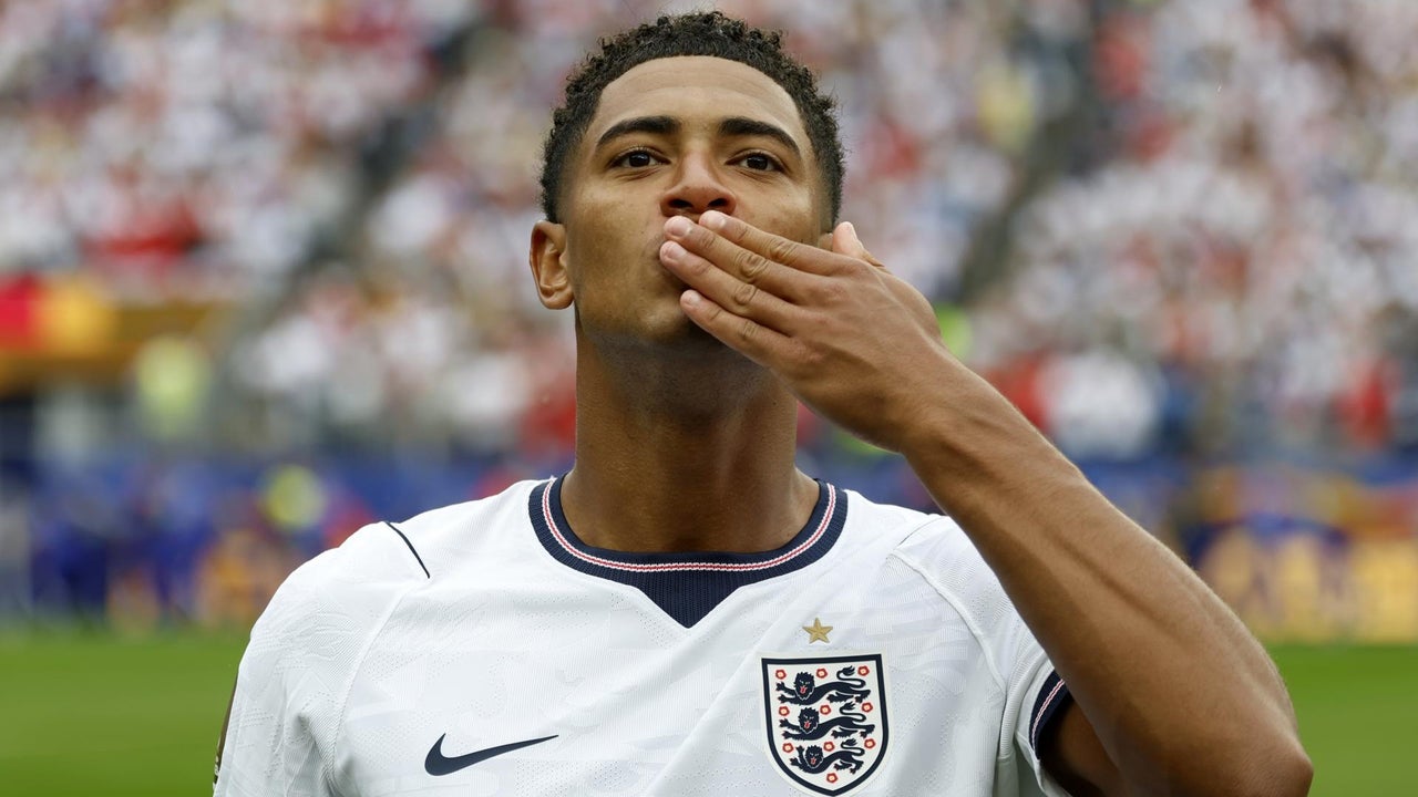 Polémica en el Mundial 2026: captan a Bellingham tapándose la boca en partido de Inglaterra ante Ghana y no fue expulsado como Almirón | NTN24.COM