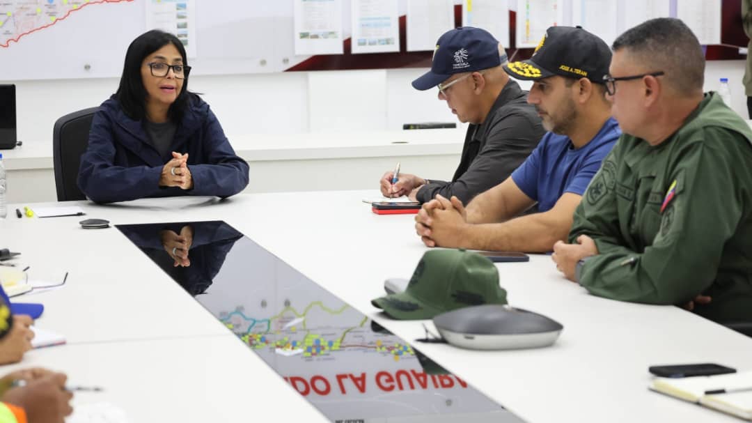 Llega ayuda internacional a La Guaira tras despeje de vías principales