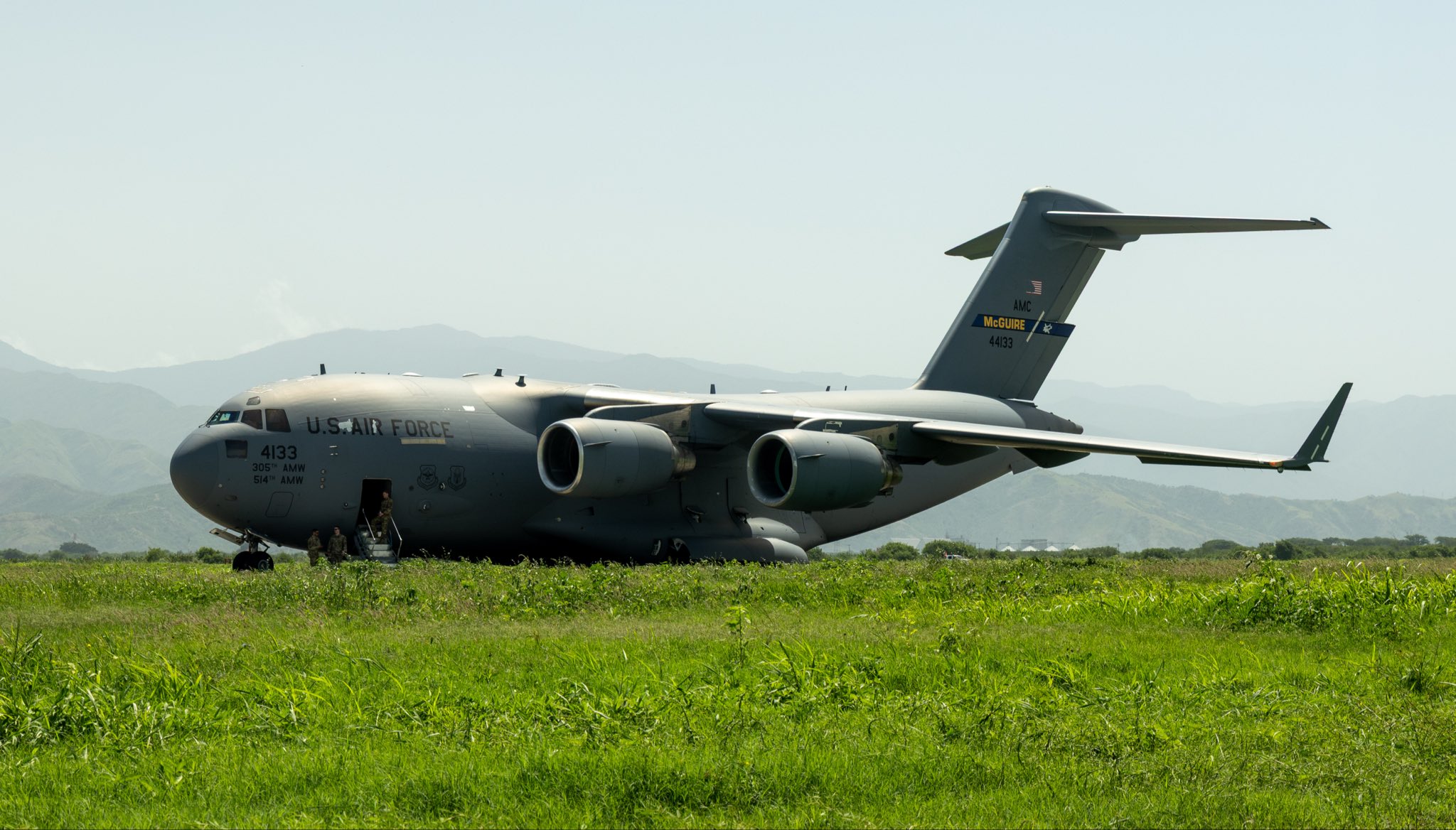 Llegó a Venezuela el primer avión militar de EEUU con equipos de rescate