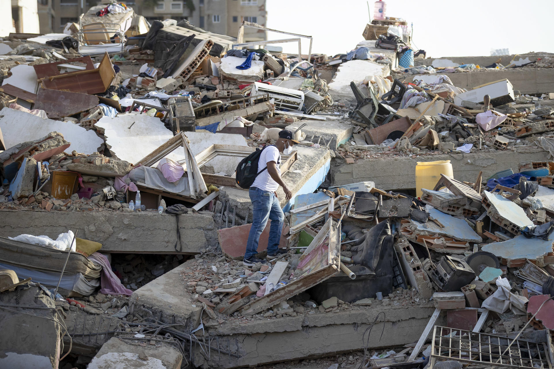 Saqueos y desesperación marcan la emergencia en Venezuela tras los terremotos