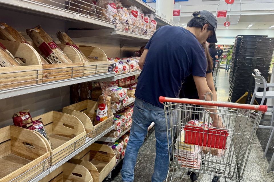Sismos reconfiguran consumo en comercios: “compran para el hogar y para donar”