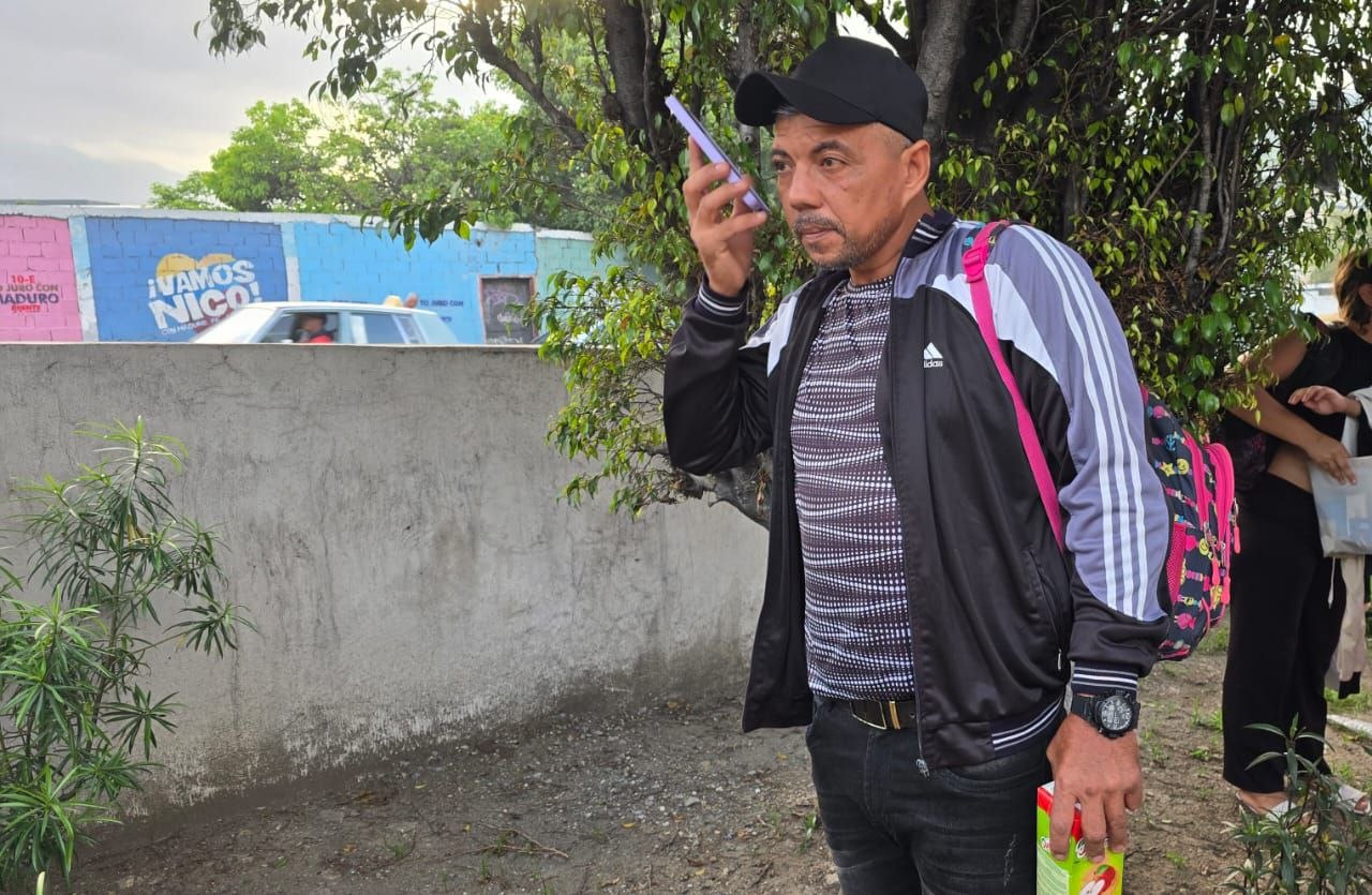 Volver de la migración para excavar en los escombros: El viaje de un venezolano para buscar a su familia tras el terremoto