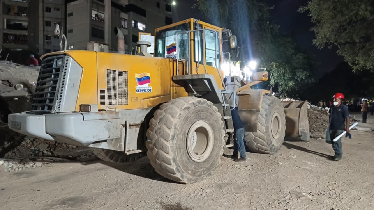 Despliegan maquinaria estratégica y cuadrillas 24 horas para intensificar labores de mitigación y rescate en San Bernardino